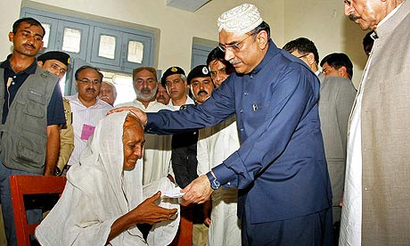 President-Asif-Ali-Zardar-visiting flood victims