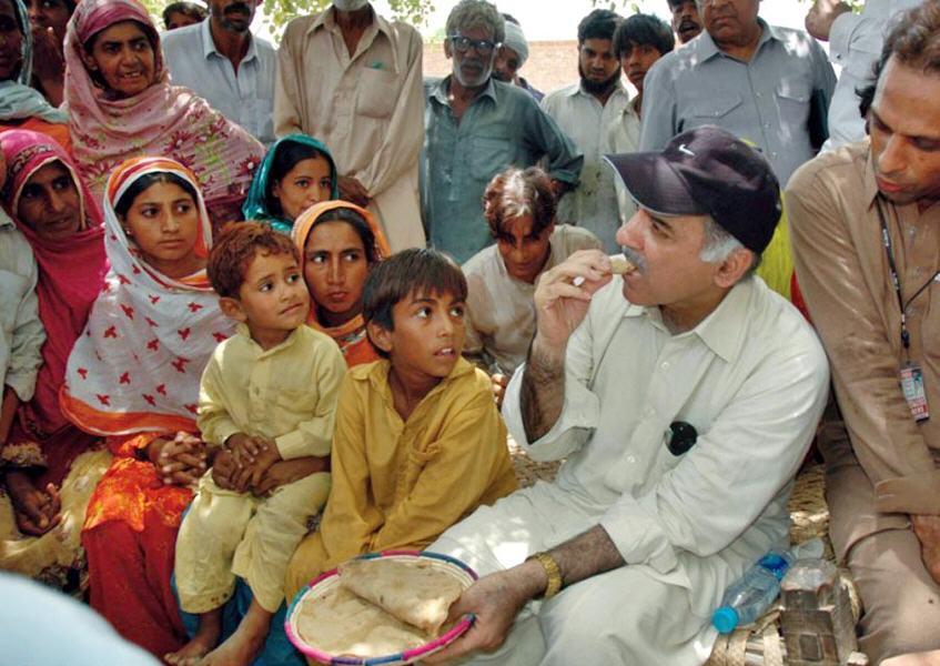 shahbaz-sharif-eating-with-poor-Liqatpur-District-Rahim-Yar-Khan-Shahbaz-showed-a-nice-gesture-by-accepting-a-poor-villager%E2%80%99s-request-to-have-food-at-his-house-19-july-2008.jpg