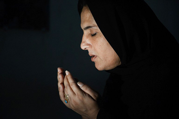 A transvestite praying. Photo reproduced courtesy Newsweek Pakistan. 